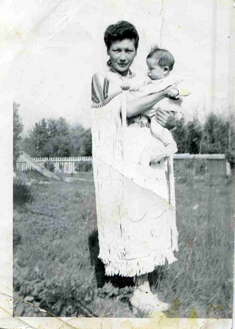 An image of Nakoda Oyebi woman, Olive Gordon, and child